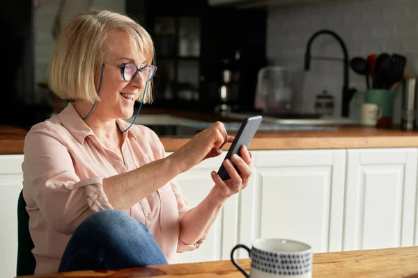 Šťastný Senior Žena Pomocí Chytrého Telefonu Doma — Stock fotografie