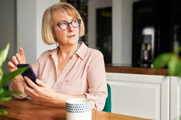 Donna Anziana Che Utilizza Telefono Cellulare Cucina — Foto Stock