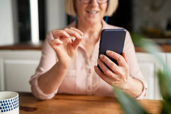Zbliżenie Starszej Kobiety Korzystającej Smartfona Domu — Zdjęcie stockowe