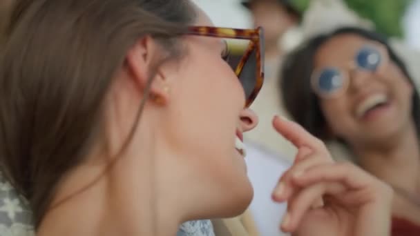 Närbild Video Där Kvinnliga Vänner Skrattar Campingen Skjuten Med Red — Stockvideo