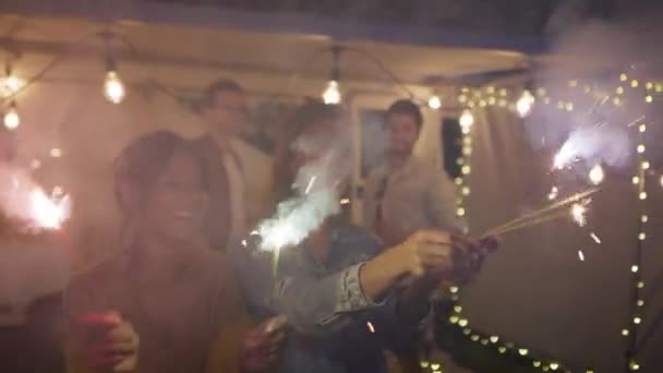 Video Prieteni Fericiți Care Bucură Timp Dețin Scântei Impuscat Camera — Videoclip de stoc