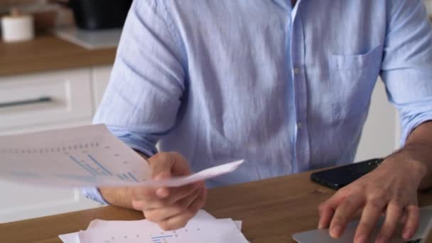 Spårar Video Där Man Analyserar Dokument När Man Arbetar Hemifrån — Stockvideo