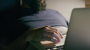 Geceleri yatakta çalışan bir adamın videosu. 8K 'da kırmızı helyum kamerayla çekildi..