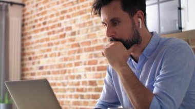 Ev ofisindeki bilgisayarla çalışan bir adamın el kamerasıyla çekilmiş görüntüleri. 8K 'da kırmızı helyum kamerayla çekildi..