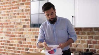 Video konferans sırasında iş adamının videosu. 8K 'da kırmızı helyum kamerayla çekildi..