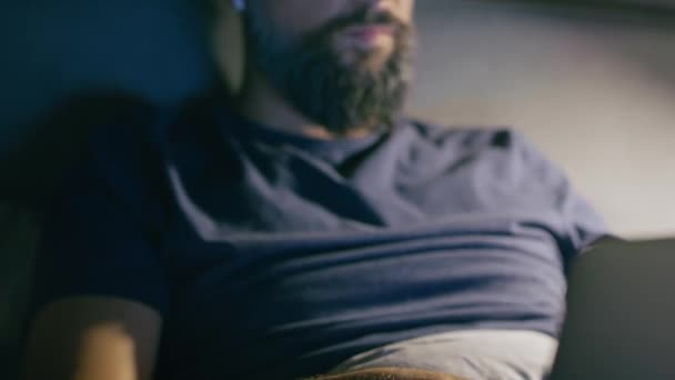 Video Del Hombre Cansado Durante Trabajo Nocturno Fotografía Con Cámara — Vídeos de Stock