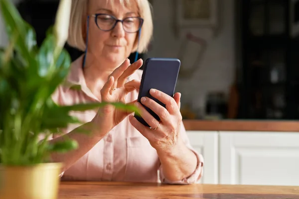 Detailní Záběr Starší Ženy Pomocí Mobilního Telefonu — Stock fotografie