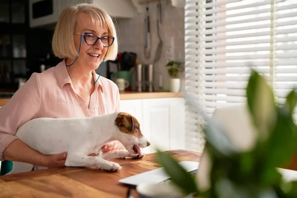 Senior Žena Doma Domácím Mazlíčkem — Stock fotografie