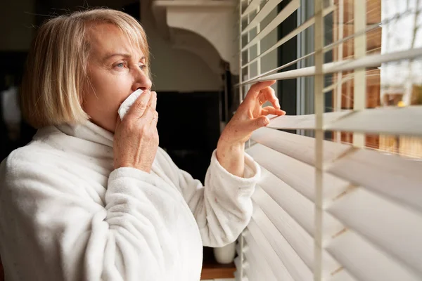 Primer Plano Triste Senior Mirando Por Ventana — Foto de Stock