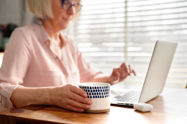 Close Senior Holding Coffee Cup — Stock Photo, Image