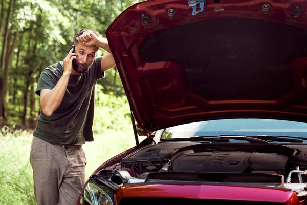 Pria Dengan Masalah Mobil Menggunakan Telepon Untuk Membantu — Stok Foto