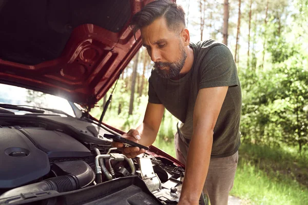 Hombre Con Problema Coche Usando Teléfono — Foto de Stock