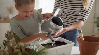 Gübreyi sulayan küçük tatlı bir kız videosu. 8K 'da kırmızı helyum kamerayla çekildi.