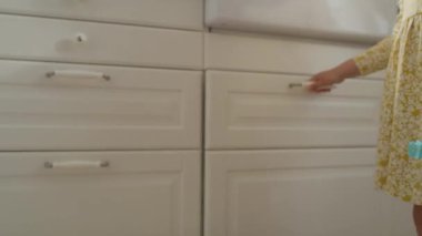 Kızın plastik şişeyi çöpe attığı videoyu izliyorum. 8K 'da kırmızı helyum kamerayla çekildi.