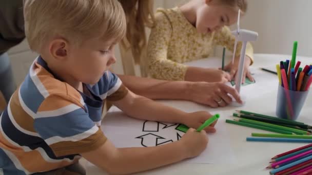 Tracking Video Van Kinderen Die Een Recycle Symbool Kleuren Opgenomen — Stockvideo