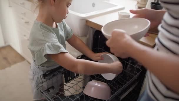 Vidéo Fille Aide Mettre Vaisselle Dans Lave Vaisselle Tourné Avec — Video