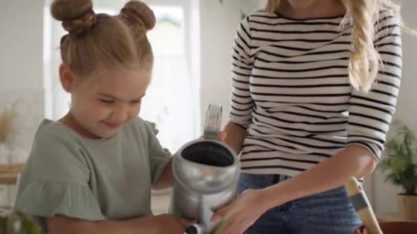 Video Van Moeder Dochter Die Thuiscompost Afmaken Opgenomen Met Red — Stockvideo