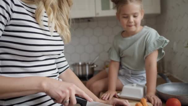 Video Madre Hija Preparando Cena Fotografía Con Cámara Helio Red — Vídeos de Stock