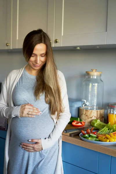 Mujer Embarazada Sonriente Cocina —  Fotos de Stock