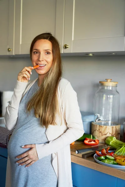 Hamile Kadın Sağlıklı Yemek Yiyor — Stok fotoğraf