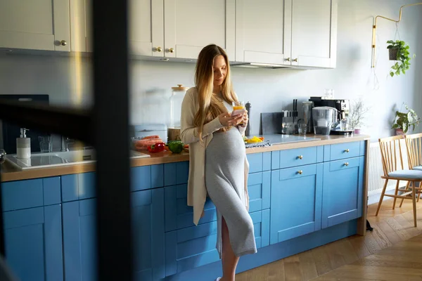 Mulher Grávida Usando Smartphone Cozinha — Fotografia de Stock