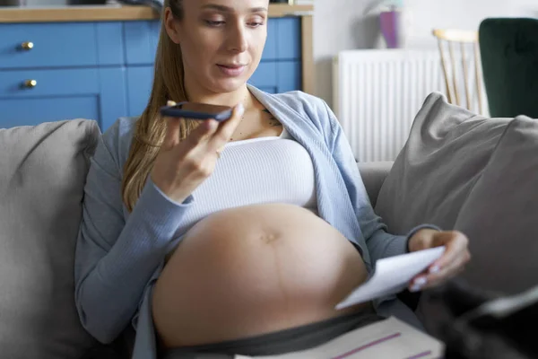 Беременная Женщина Разговаривает Смартфоне Доктором — стоковое фото
