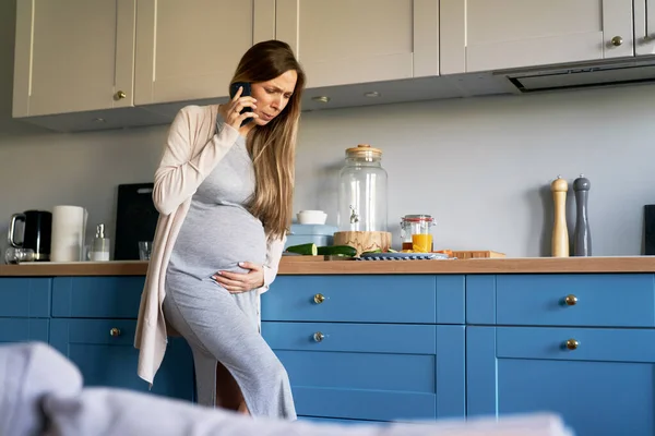 Mulher Grávida Com Cãibras Fazendo Chamada — Fotografia de Stock