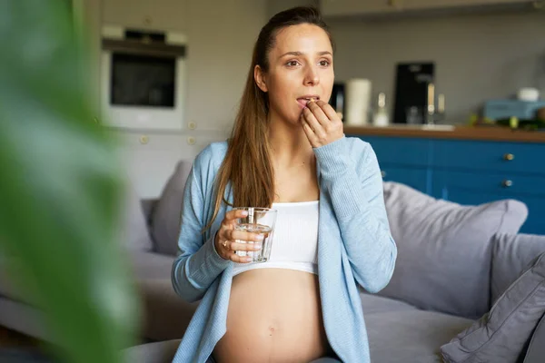 Mulher Grávida Tomando Uma Pílula Vitaminas — Fotografia de Stock