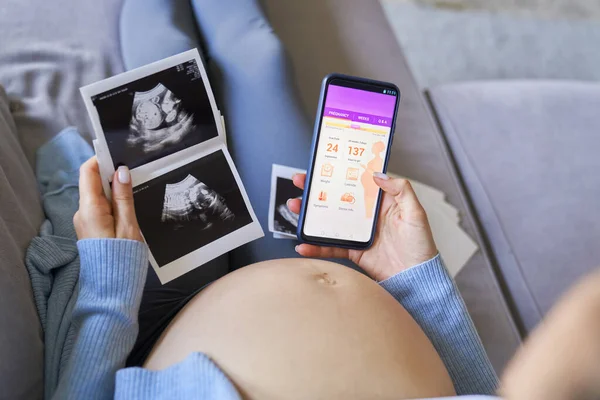Embarazo Mujer Usando Aplicación Móvil —  Fotos de Stock