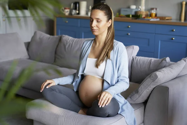 Meditatie Van Een Zwangere Vrouw Voor Bevalling — Stockfoto