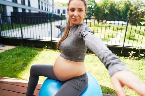 Femme Enceinte Assise Sur Ballon Fitness — Photo