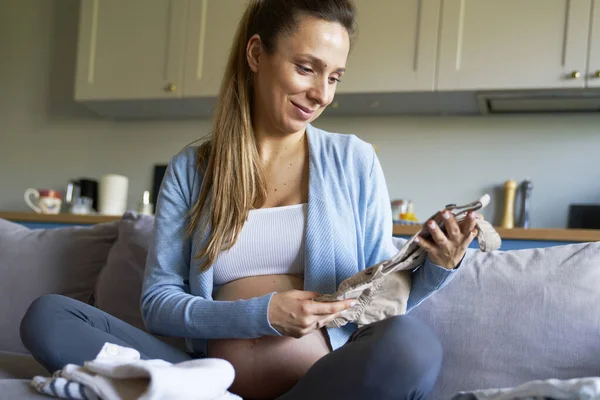 Zwangere Vrouw Bereidt Babykleding Voor — Stockfoto