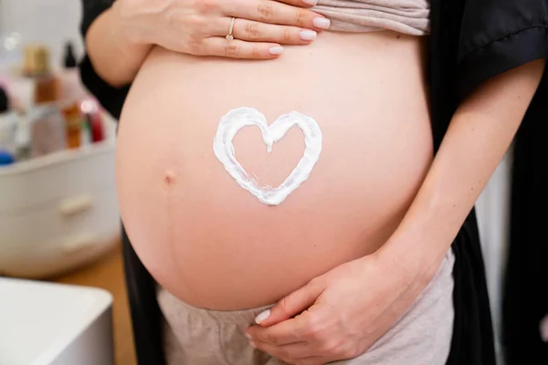 Close Van Zwangere Vrouw Met Hartvorm Buik — Stockfoto