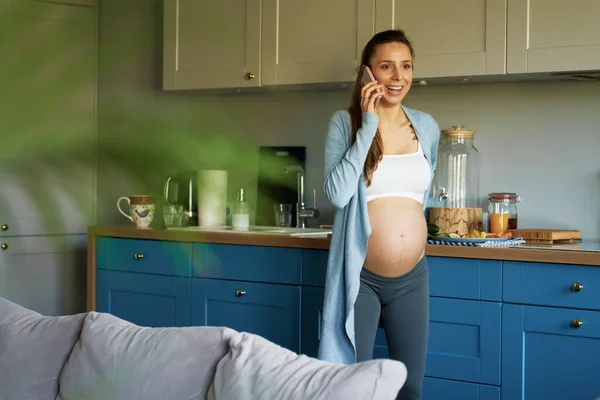 Mujer Embarazada Hablando Por Teléfono Móvil —  Fotos de Stock