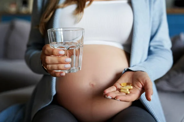 Mujer Embarazada Que Toma Vitaminas Casa — Foto de Stock