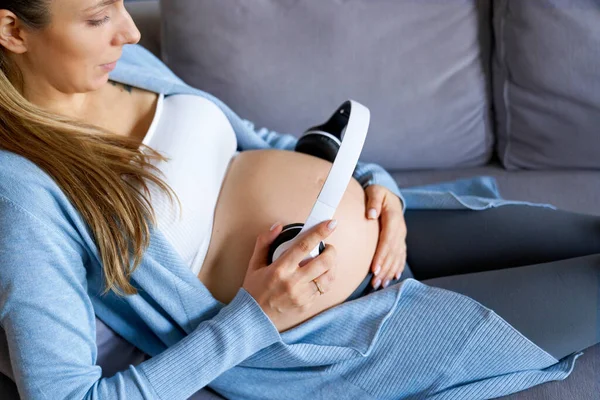 Mujer Embarazada Sosteniendo Auriculares Vientre —  Fotos de Stock