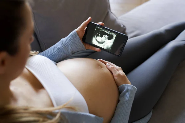 Kobieta Ciąży Chce Online Skany Medyczne — Zdjęcie stockowe
