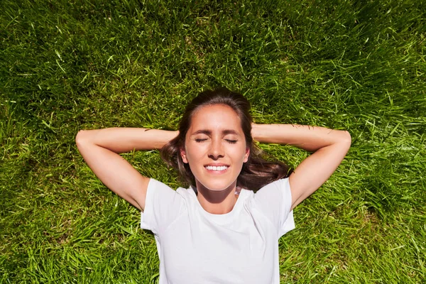 Bovenaanzicht Van Vrouw Liggend Het Gras — Stockfoto