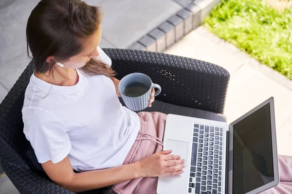 Druk Bezig Vrouw Werken Laptop Buiten — Stockfoto