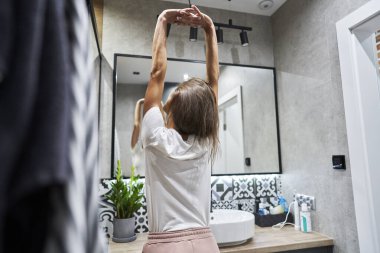 Sabah banyoda esniyordu.