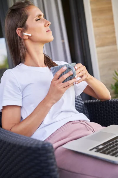 Vertikales Bild Einer Freien Sitzenden Frau — Stockfoto