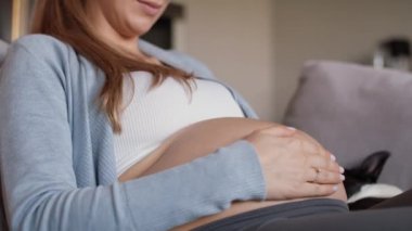 Hamile kadın doğum hayali kuruyor. 8K 'da kırmızı helyum kamerayla çekildi.