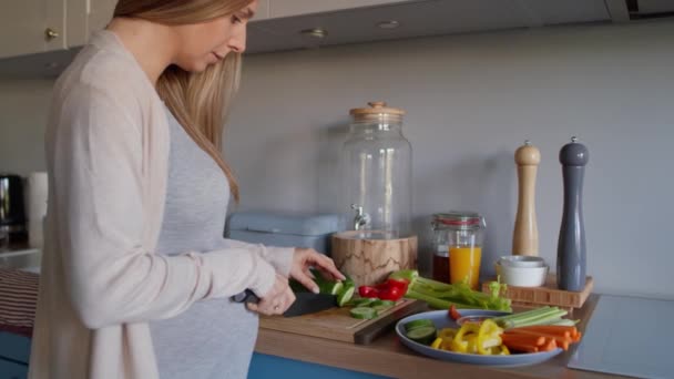 妊婦は健康的な朝食を用意する 8Kでレッドヘリウムカメラで撮影 — ストック動画