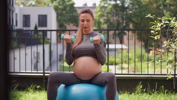 Pregnant Woman Exercise Shot Red Helium Camera — Stock Video