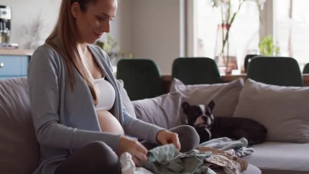 Mulher Grávida Preparar Roupas Bebê Tiro Com Câmera Hélio Vermelho — Vídeo de Stock