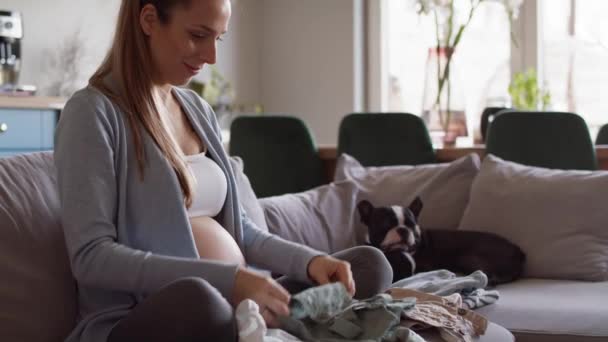 Donne Incinte Preparano Vestiti Bambini Girato Con Telecamera Elio Rosso — Video Stock