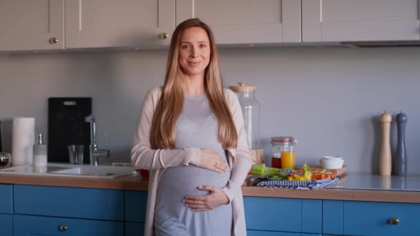 美しい妊婦の肖像画 8Kでレッドヘリウムカメラで撮影 — ストック動画