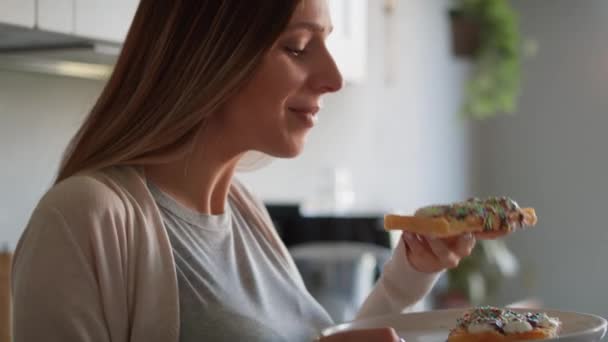 Donna Incinta Che Mangia Snack Malsani Girato Con Telecamera Elio — Video Stock