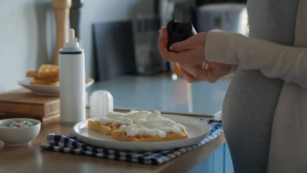 Zwangere Vrouw Die Ongezonde Snacks Maakt Opgenomen Met Red Helium — Stockvideo