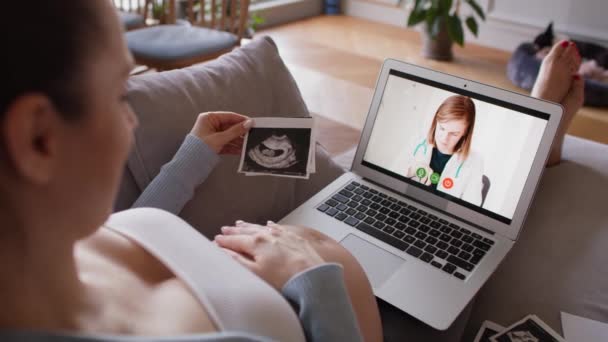 怀孕妇女与医生举行电视会议 用8K的红色氦相机拍摄 — 图库视频影像